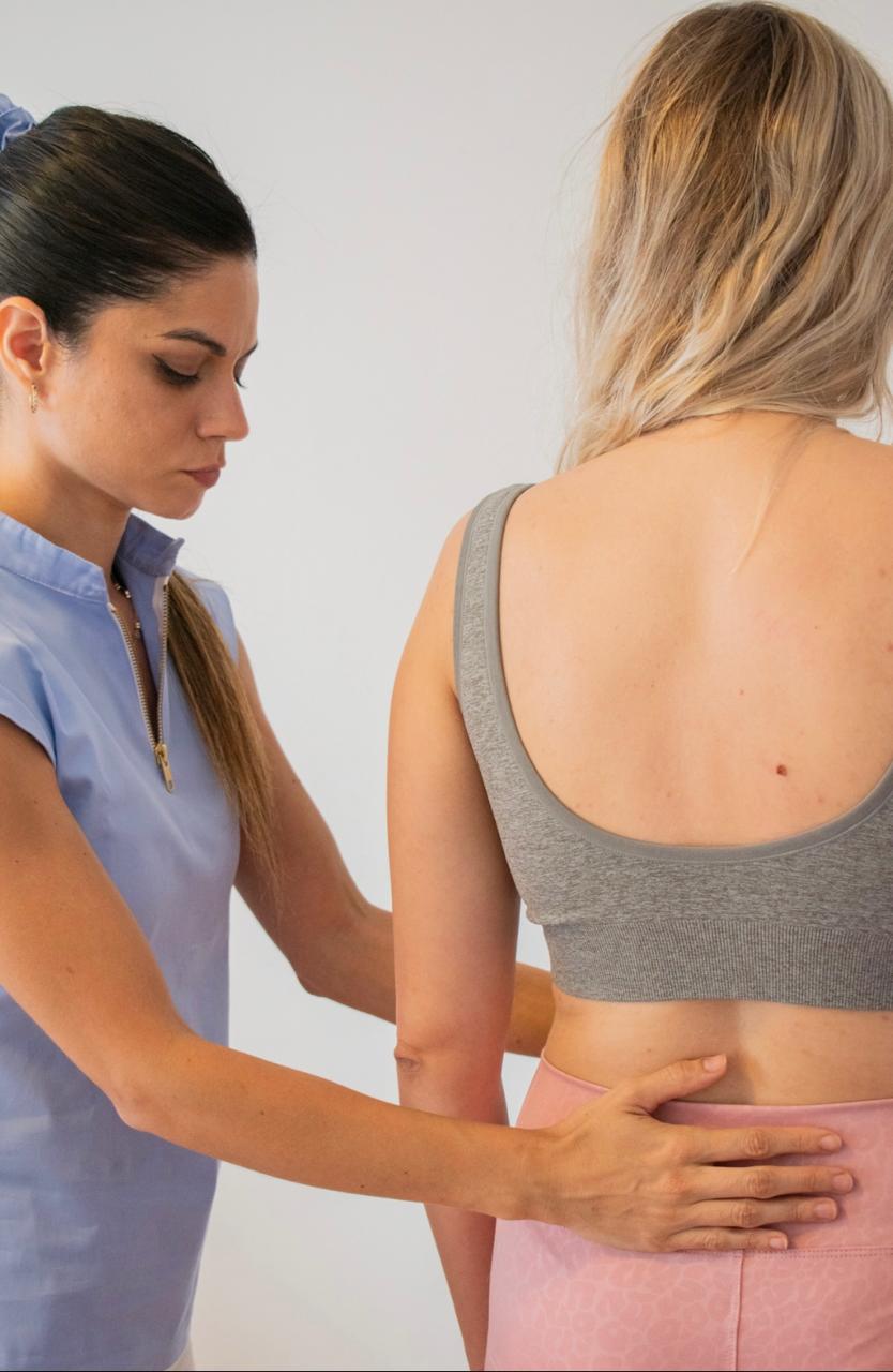 Gabriela trabajando con una paciente